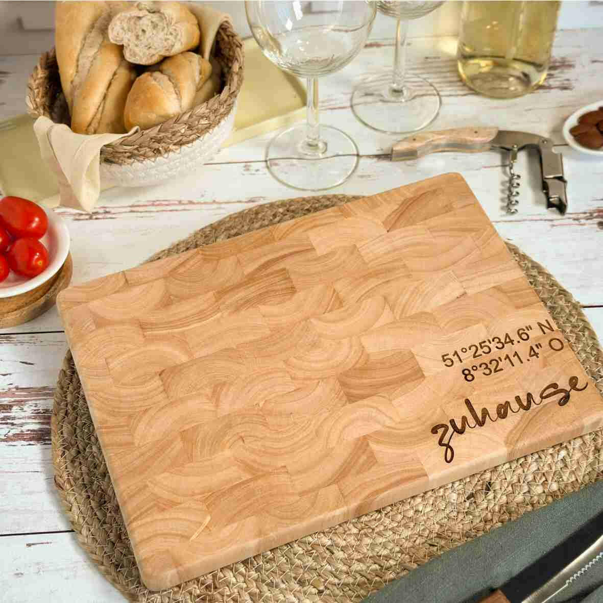 Personalisiertes Schneidebrett Stirnholz zuhause und GPS-Koordinaten.