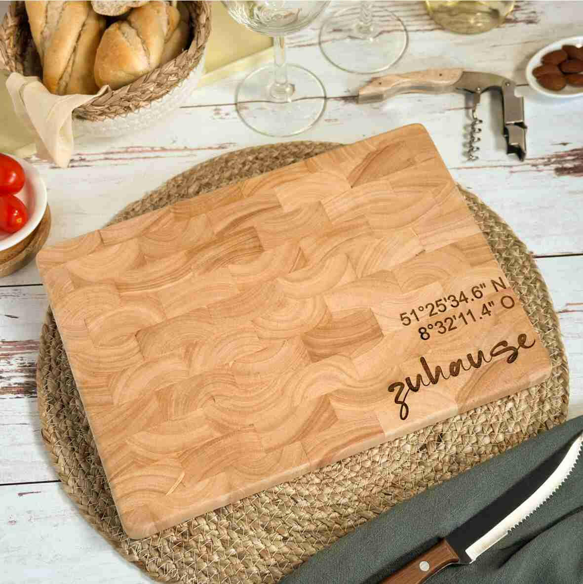 Personalisiertes Schneidebrett Stirnholz zuhause und GPS-Koordinaten.