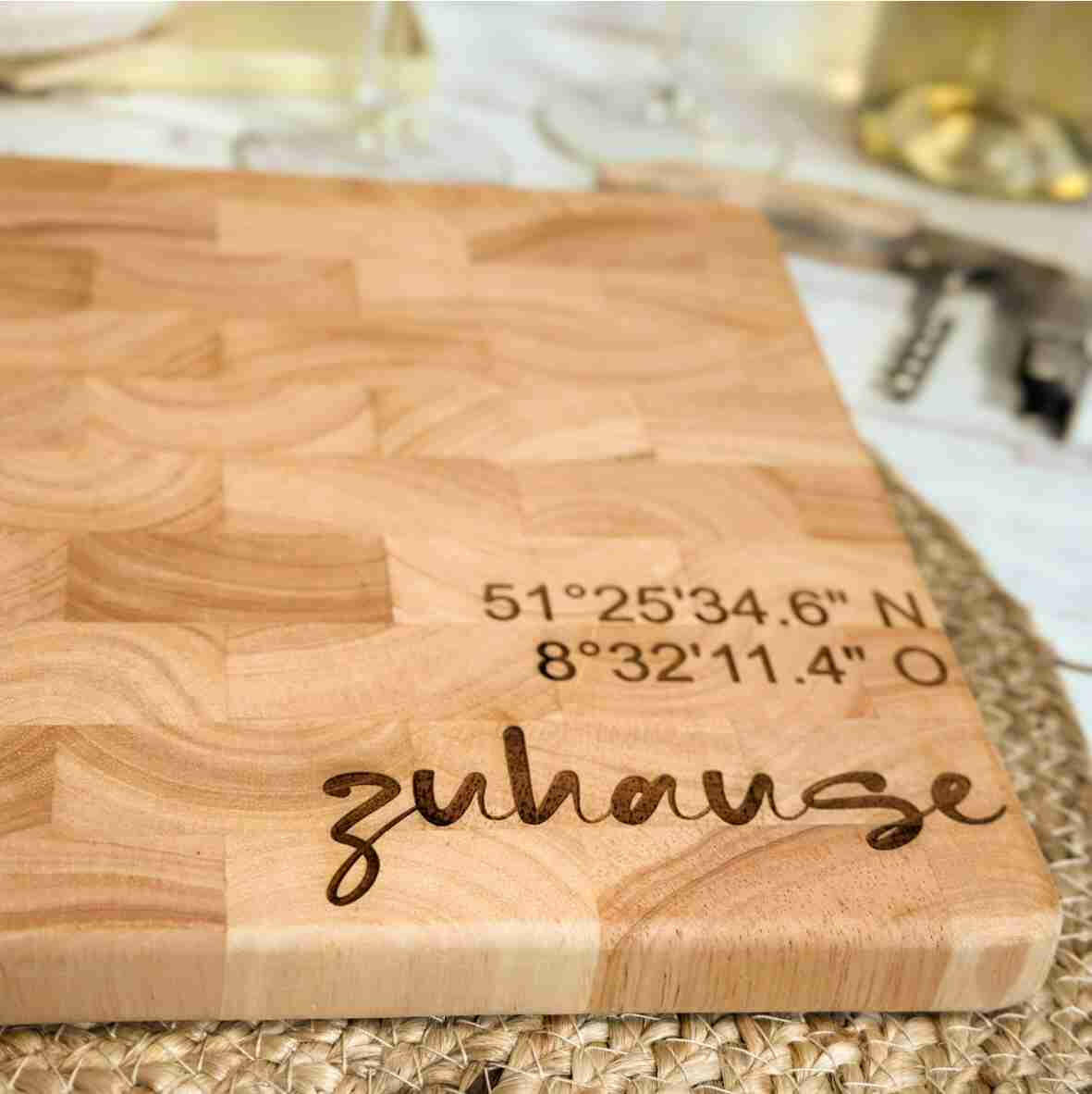 Personalisiertes Schneidebrett Stirnholz zuhause und GPS-Koordinaten.