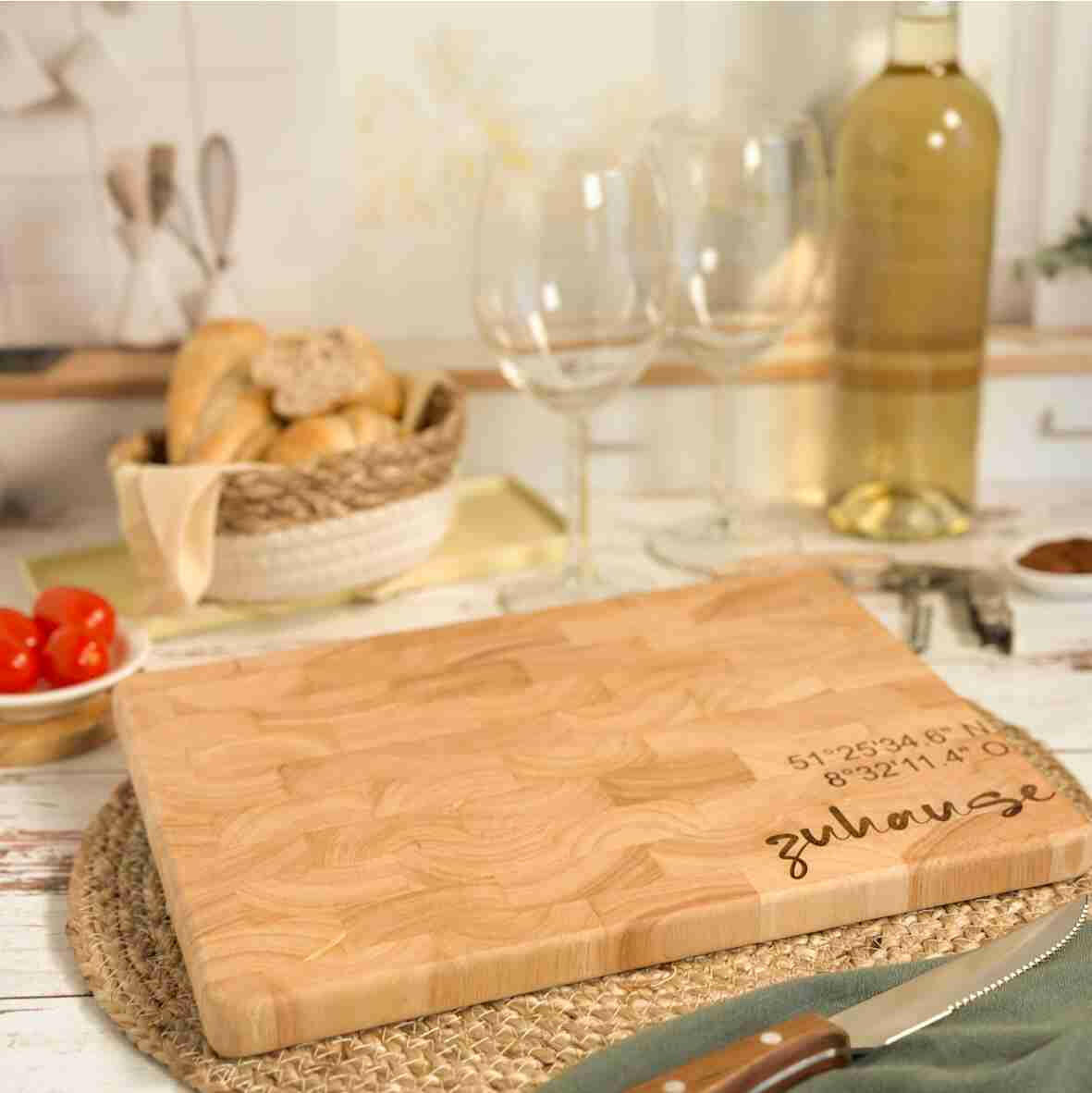 Personalisiertes Schneidebrett Stirnholz zuhause und GPS-Koordinaten.