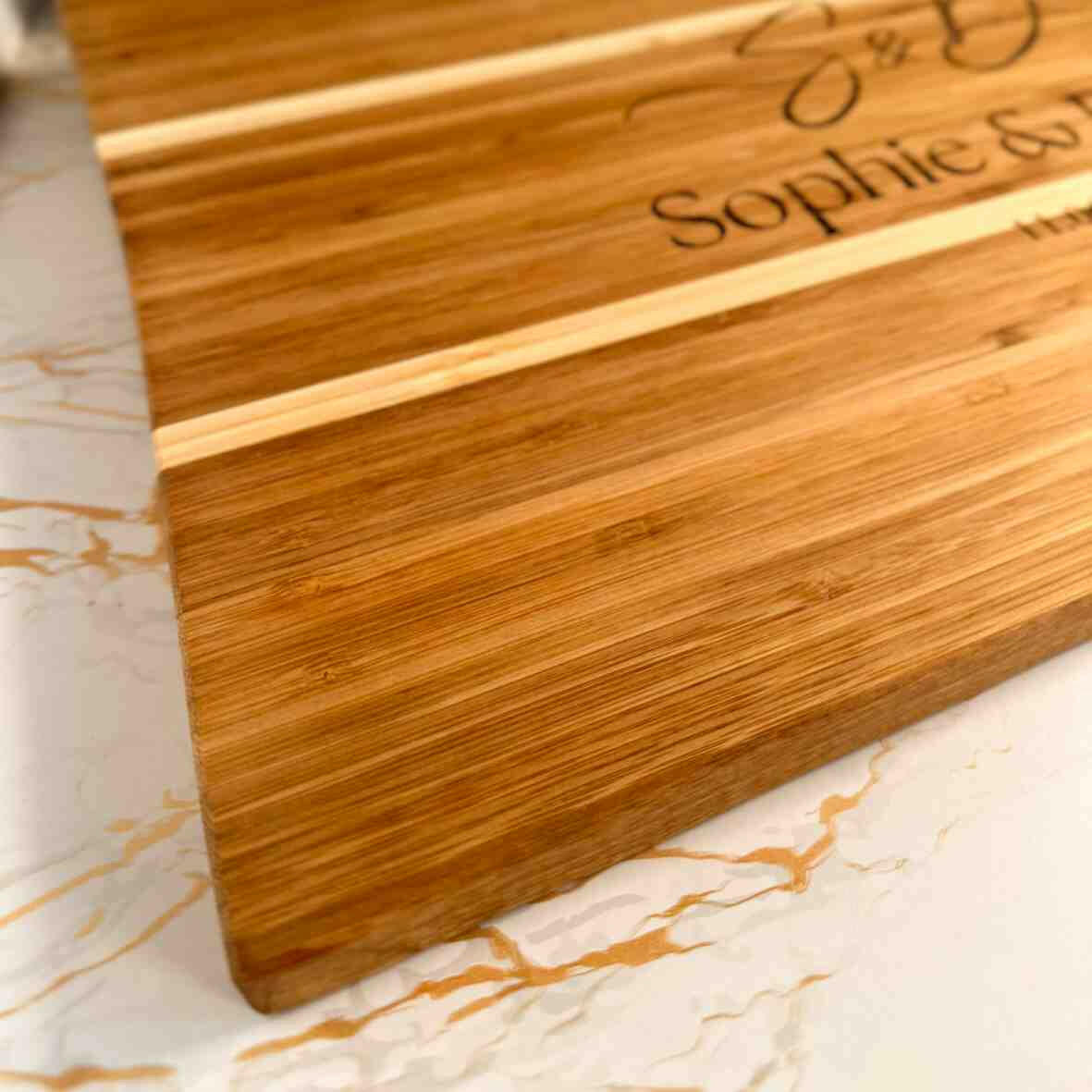 Personalisiertes Schneidebrett Bambus Hochzeits-Grafik.