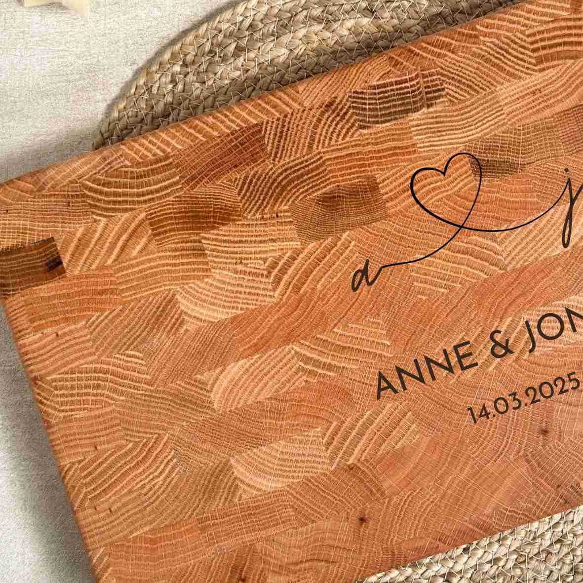 Graviertes Schneidebrett aus Eichen-Stirnholz mit Herzmotiv, Namen und Hochzeitsdatum – personalisiertes Geschenk zur Hochzeit