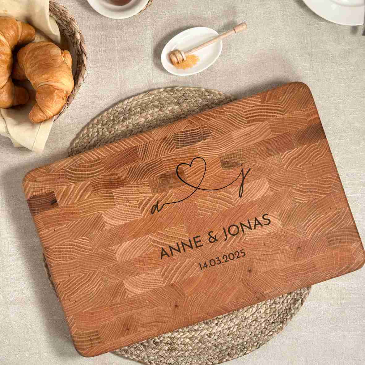 Graviertes Schneidebrett aus Eichen-Stirnholz mit Herzmotiv, Namen und Hochzeitsdatum – personalisiertes Geschenk zur Hochzeit