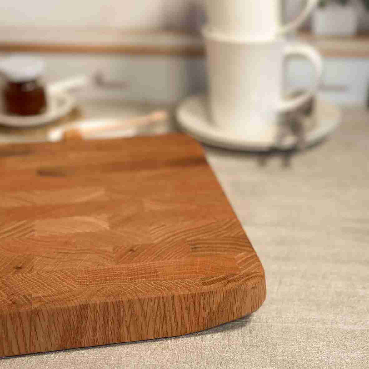 Graviertes Schneidebrett aus Eichen-Stirnholz mit Herzmotiv, Namen und Hochzeitsdatum – personalisiertes Geschenk zur Hochzeit