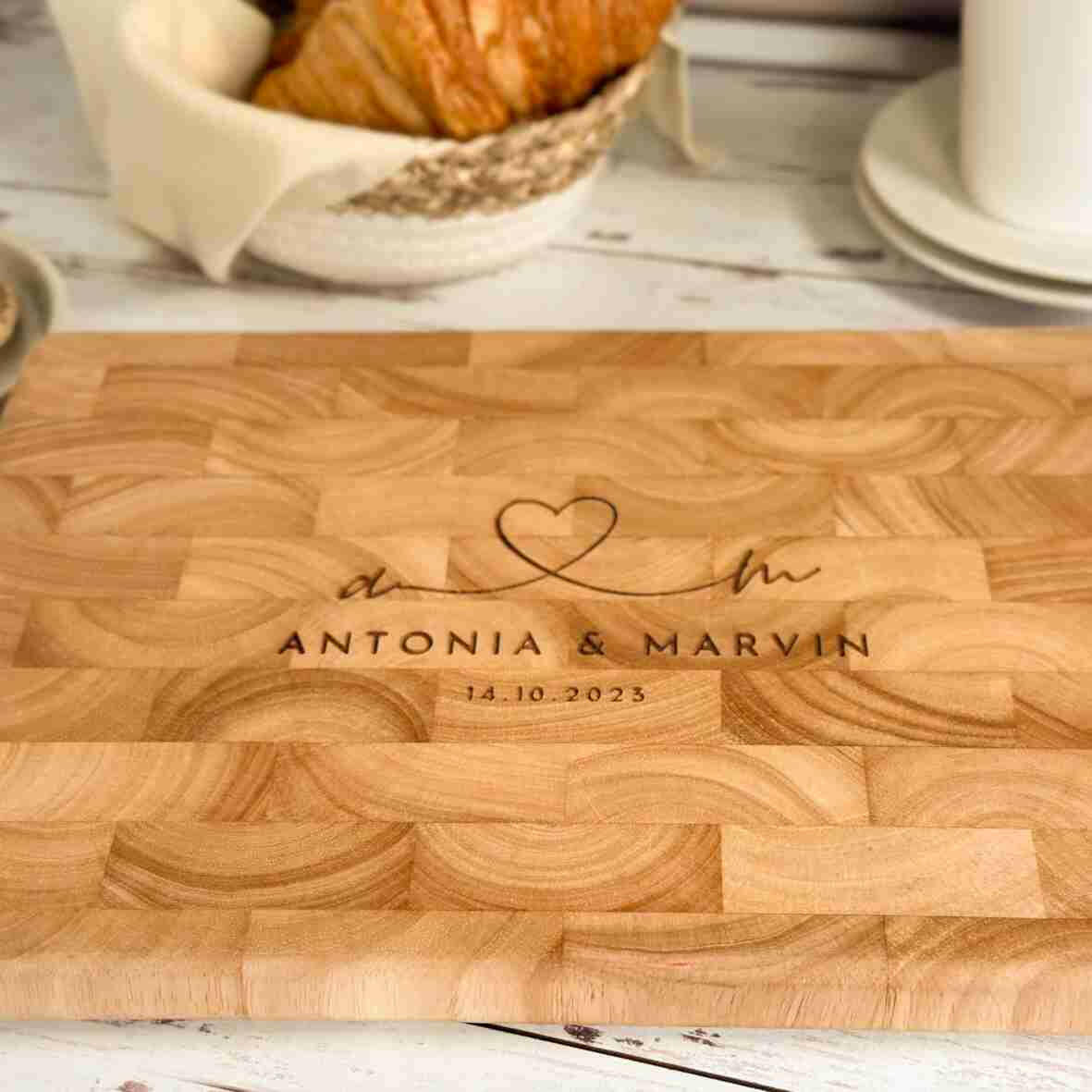 Personalisiertes Schneidebrett Stirnholz Herz zur Hochzeit.