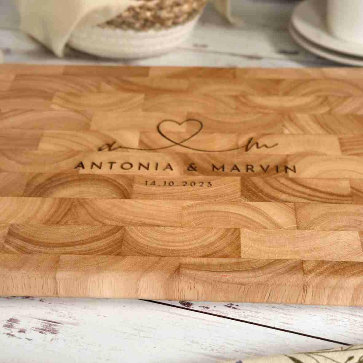 Personalisiertes Schneidebrett Stirnholz Herz zur Hochzeit.