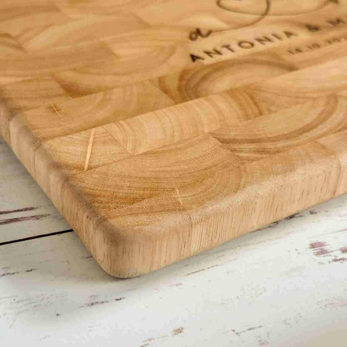 Personalisiertes Schneidebrett Stirnholz Herz zur Hochzeit.