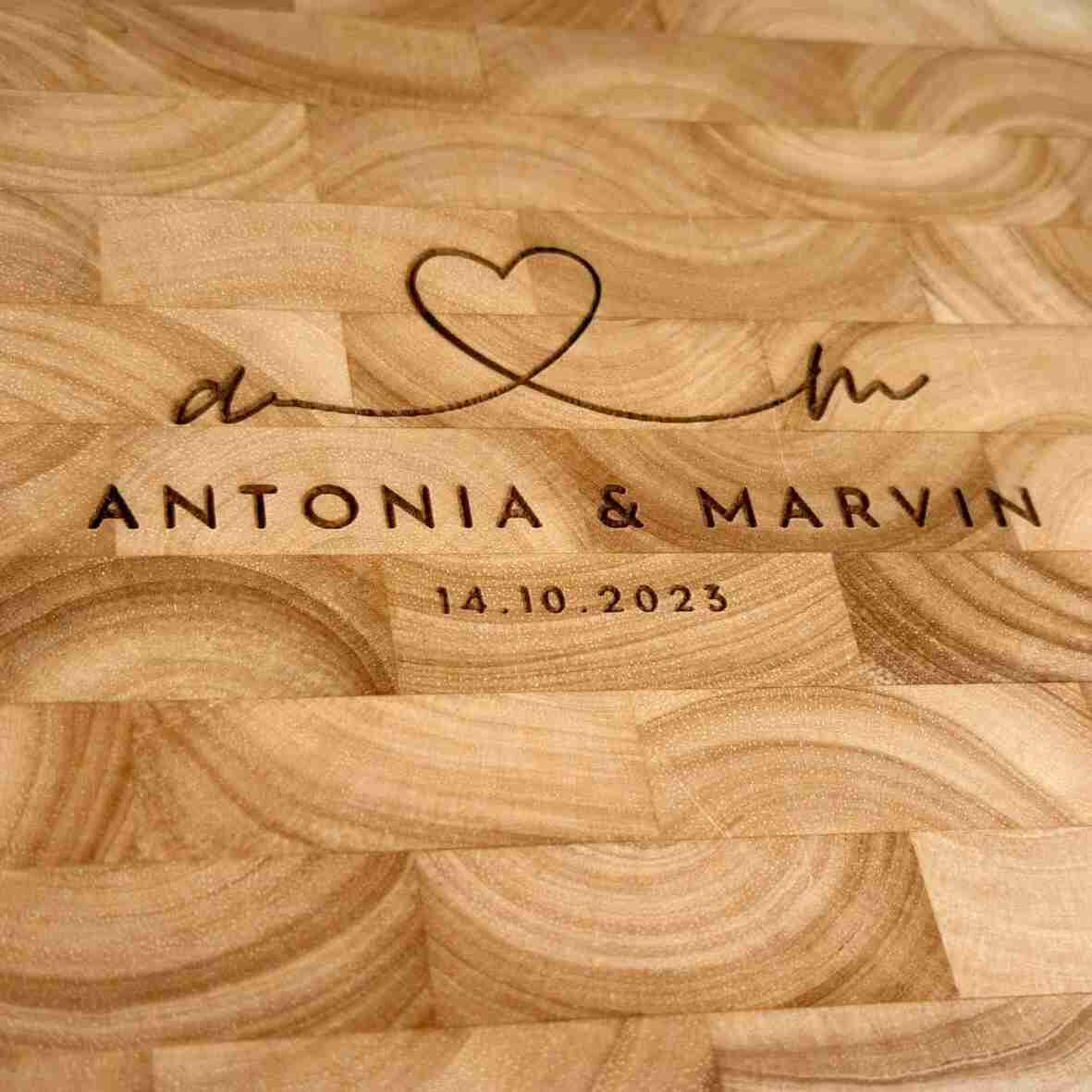 Personalisiertes Schneidebrett Stirnholz Herz zur Hochzeit.