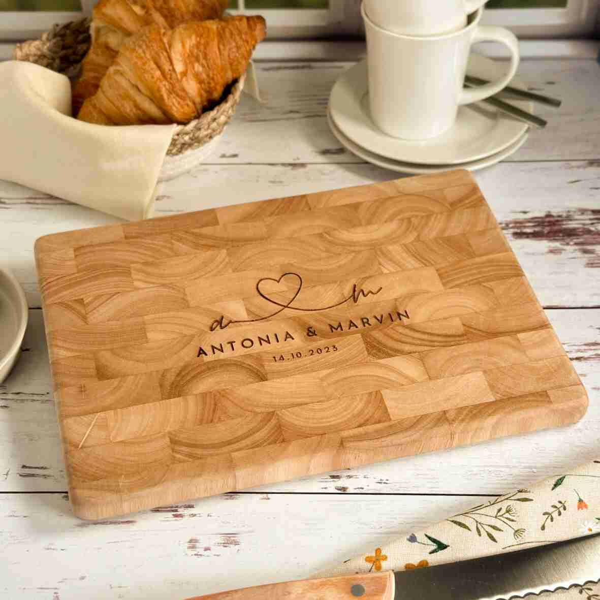 Personalisiertes Schneidebrett Stirnholz Herz zur Hochzeit.