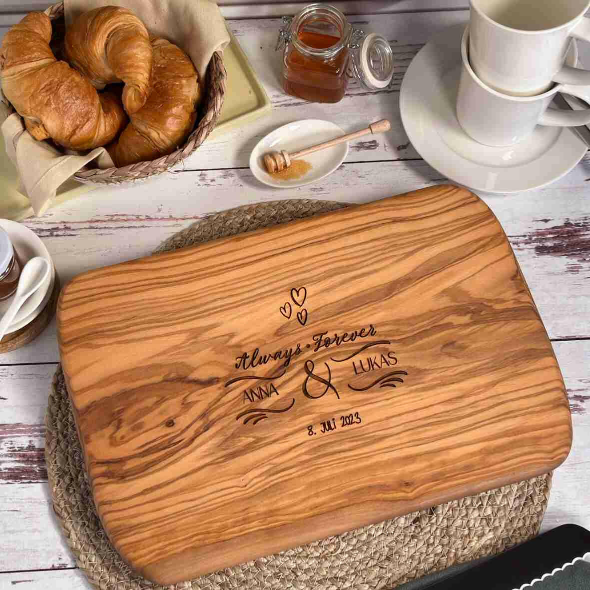 Personalisiertes Schneidebrett Olive Always & Forever.