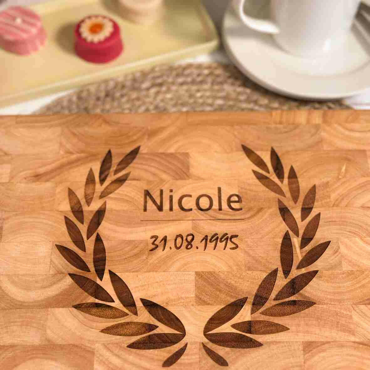 Personalisiertes Schneidebrett Stirnholz Lorbeer.