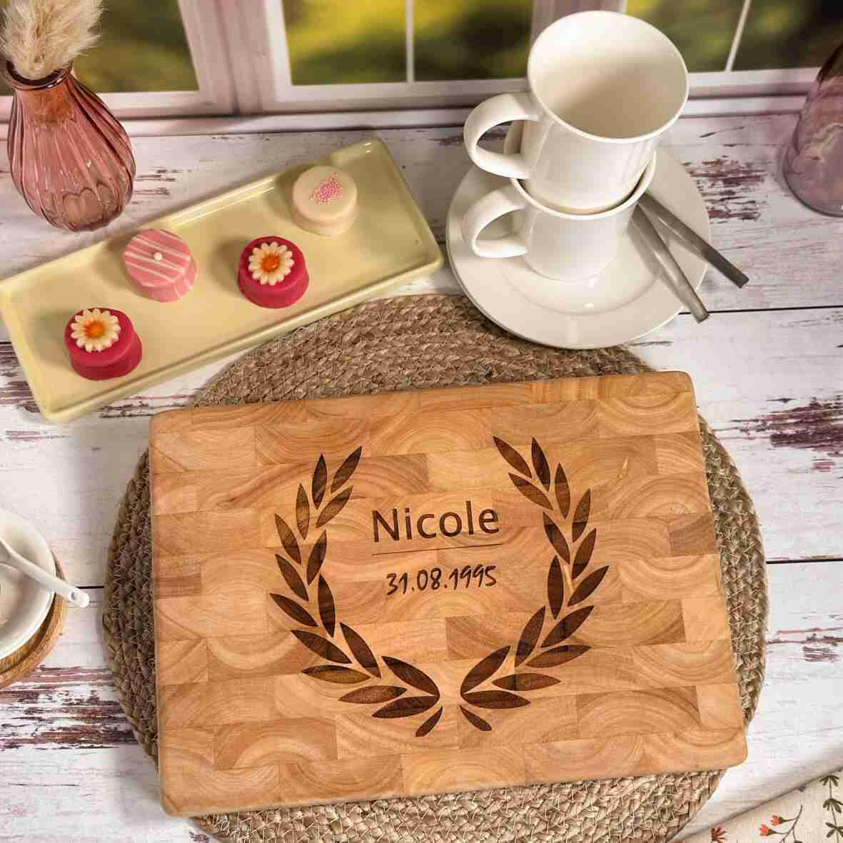 Personalisiertes Schneidebrett Stirnholz Lorbeer.