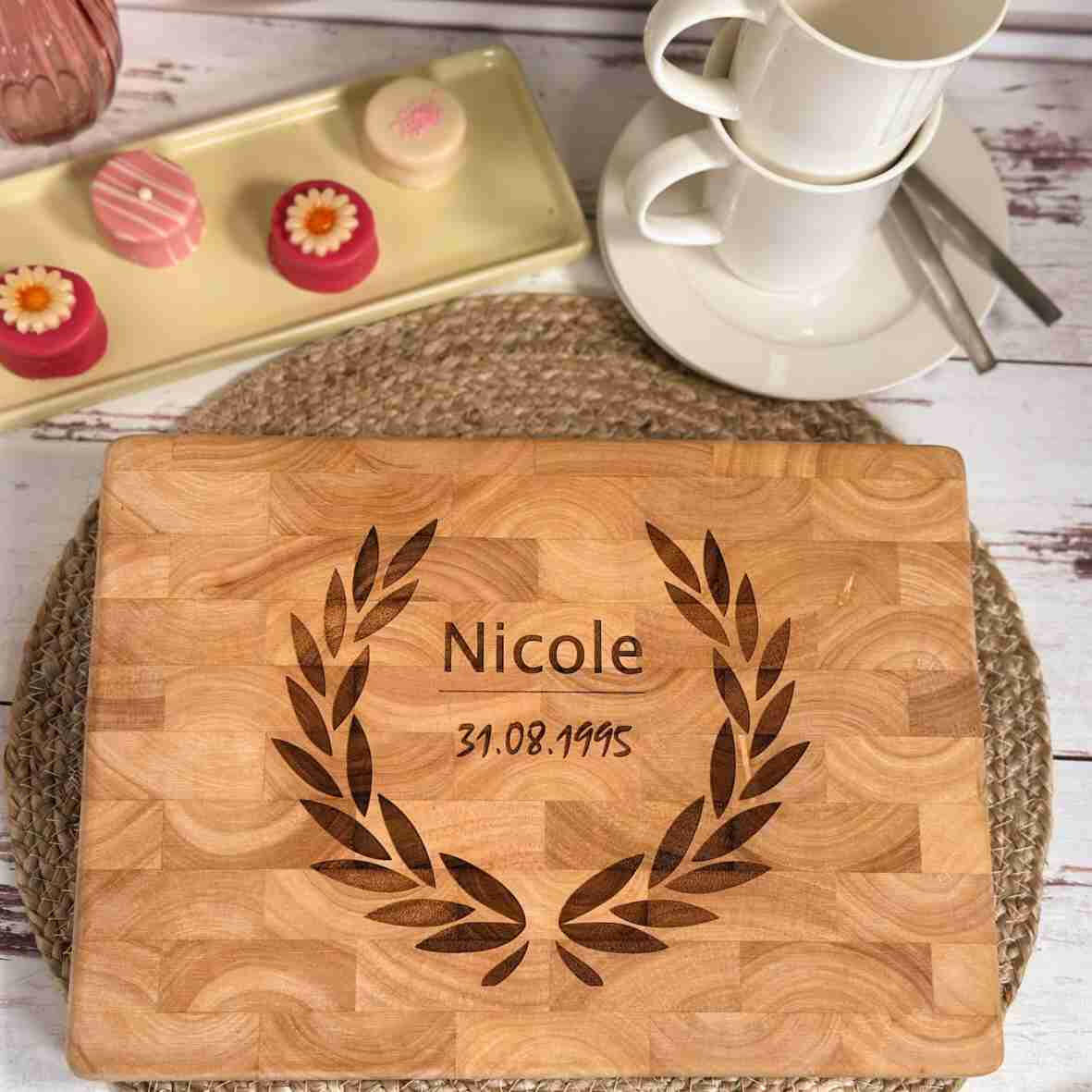 Personalisiertes Schneidebrett Stirnholz Lorbeer.