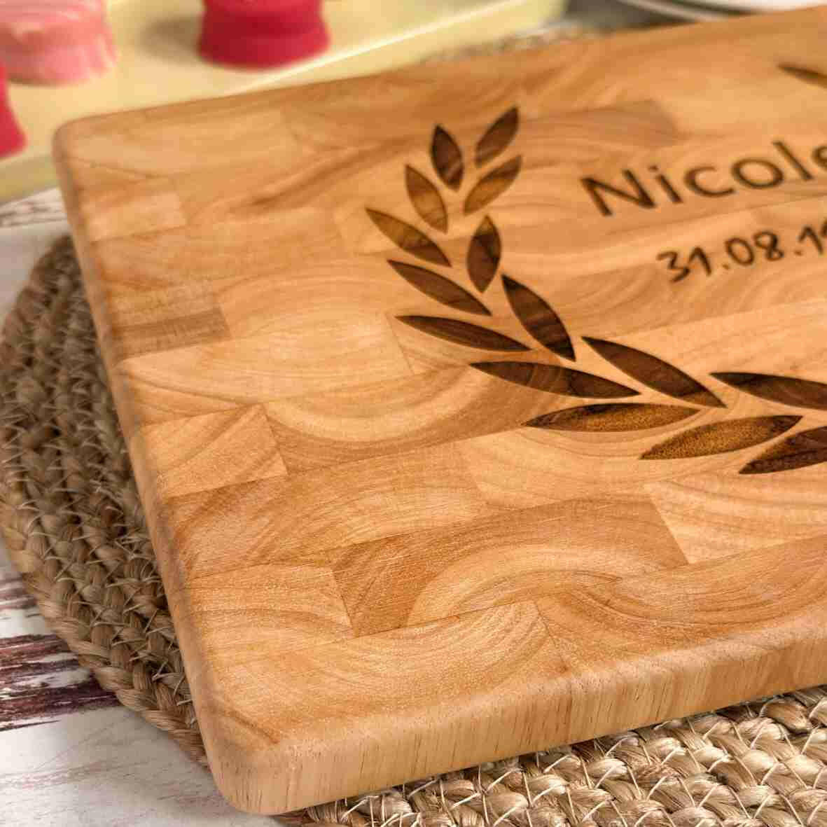 Personalisiertes Schneidebrett Stirnholz Lorbeer.
