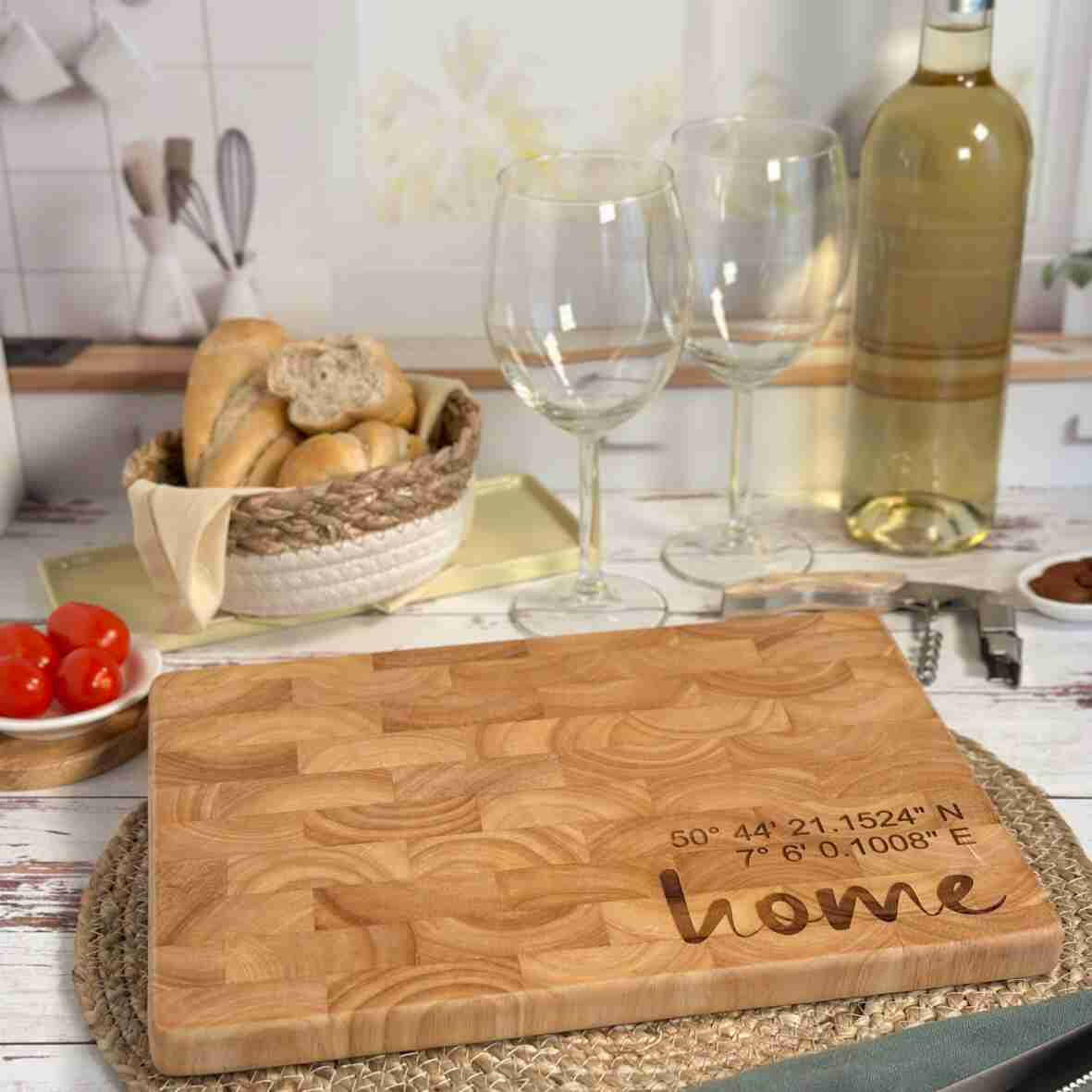 Personalisiertes Schneidebrett Stirnholz home und GPS-Koordinaten.