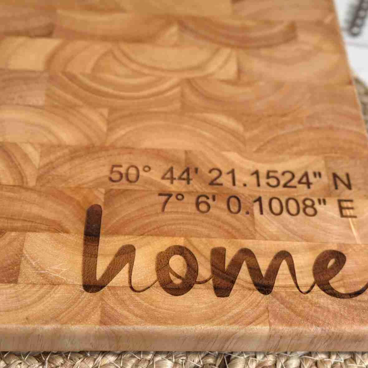 Personalisiertes Schneidebrett Stirnholz home und GPS-Koordinaten.