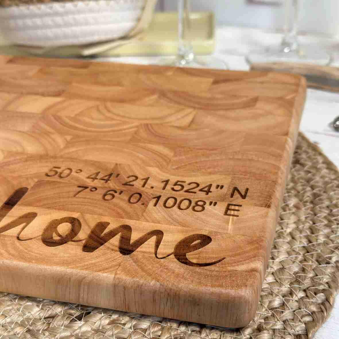 Personalisiertes Schneidebrett Stirnholz home und GPS-Koordinaten.