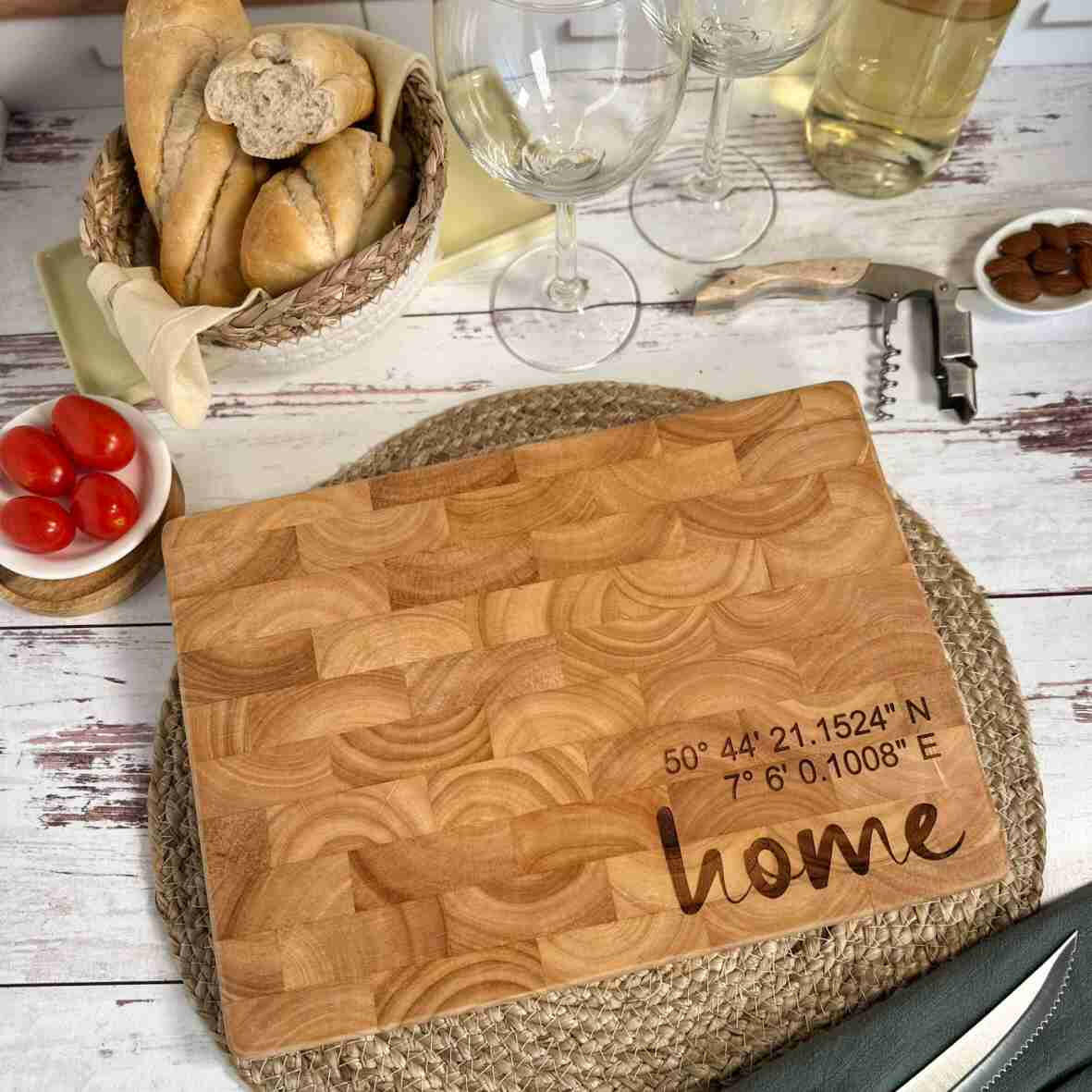 Personalisiertes Schneidebrett Stirnholz home und GPS-Koordinaten.