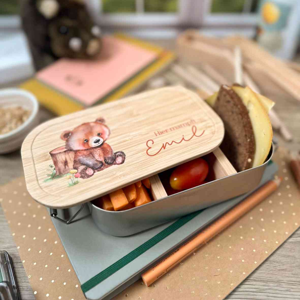 Brotdose mit buntem Bär und Namensdruck