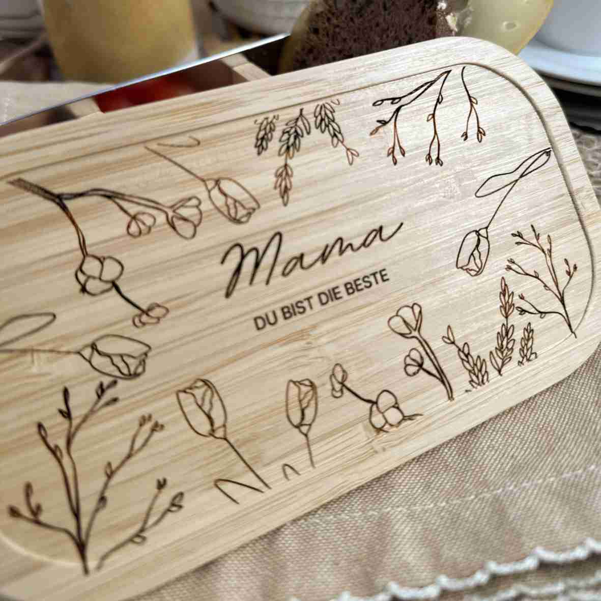 Personalisierte Brotdose mit Wildblumen und Mama-Gravur