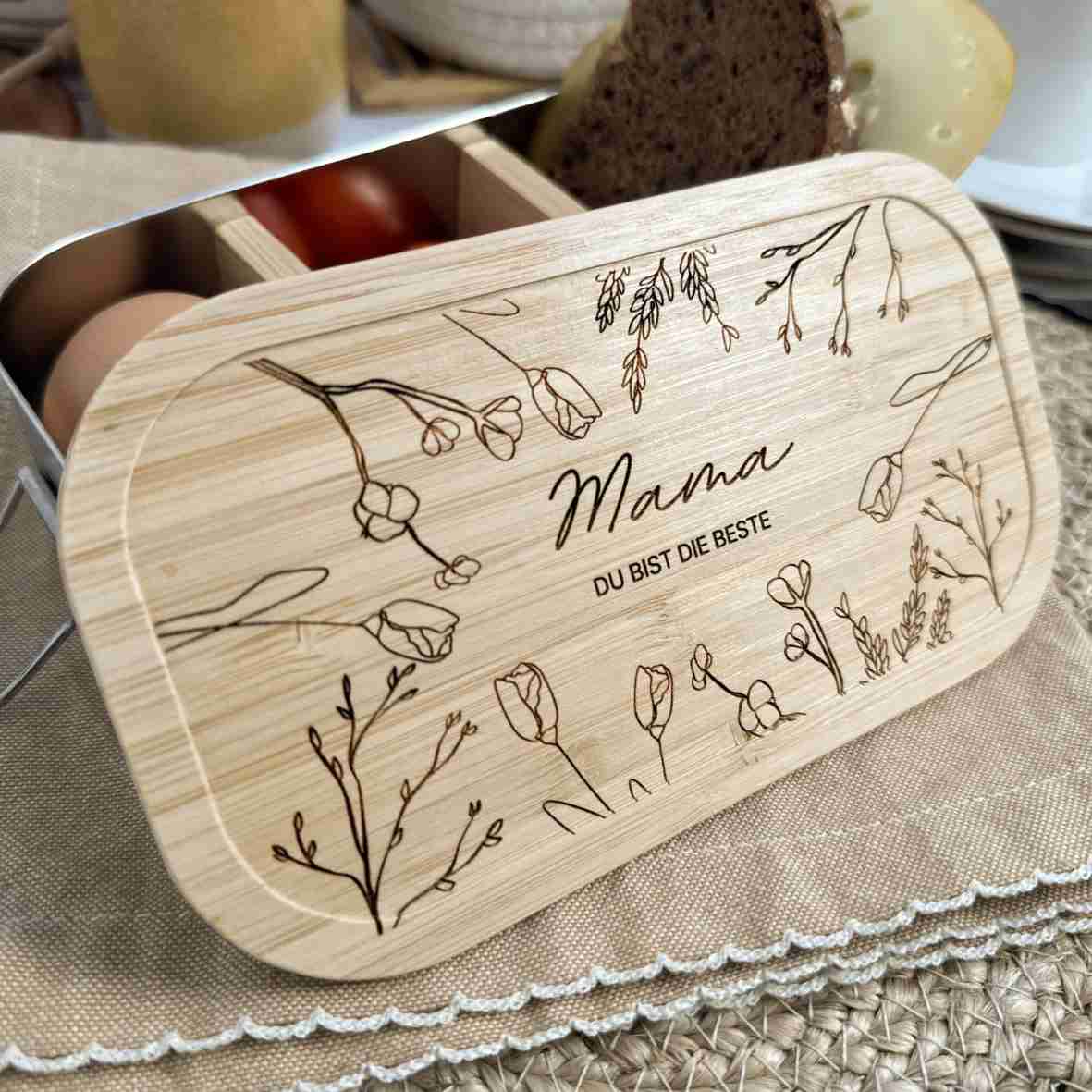 Personalisierte Brotdose mit Wildblumen und Mama-Gravur