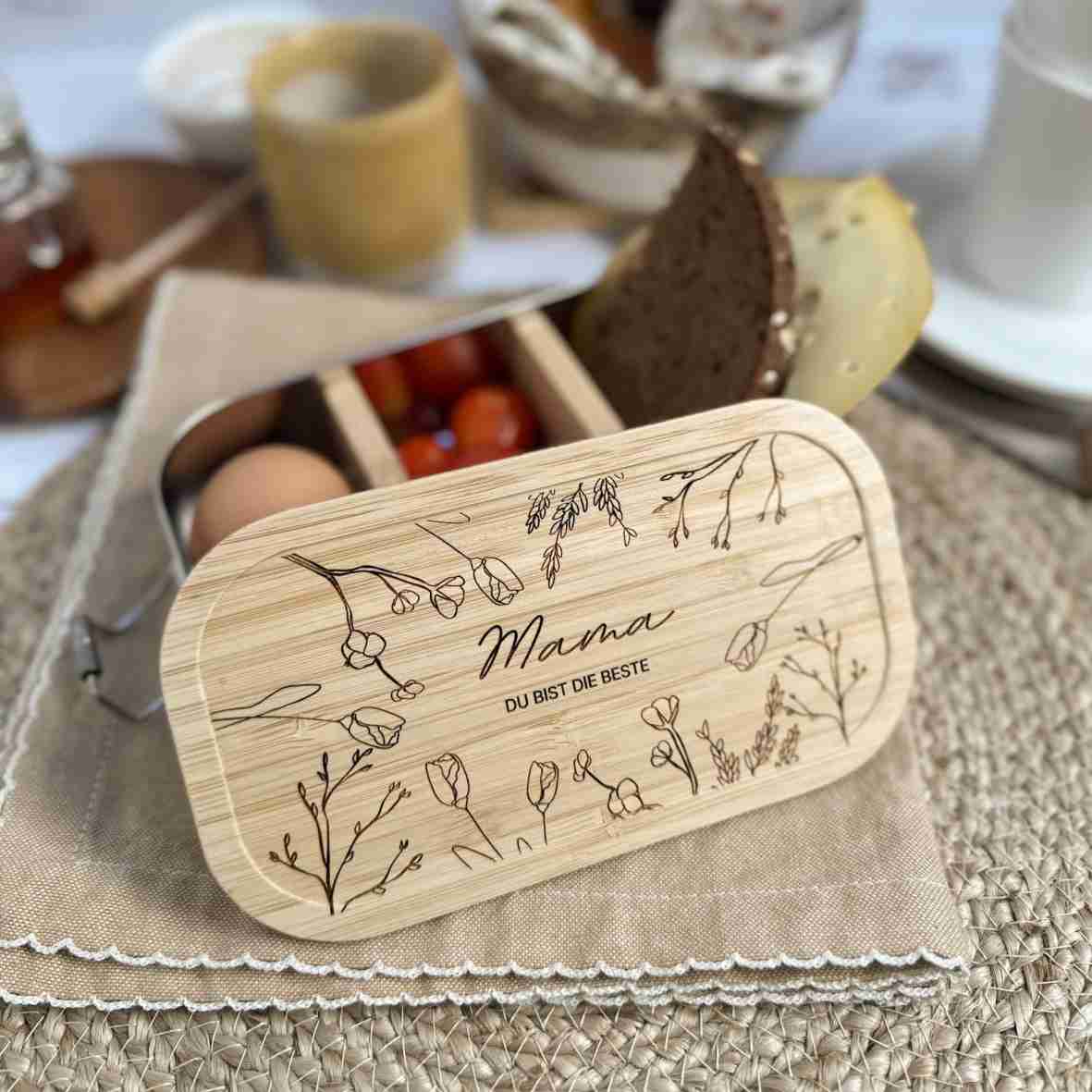 Personalisierte Brotdose mit Wildblumen und Mama-Gravur