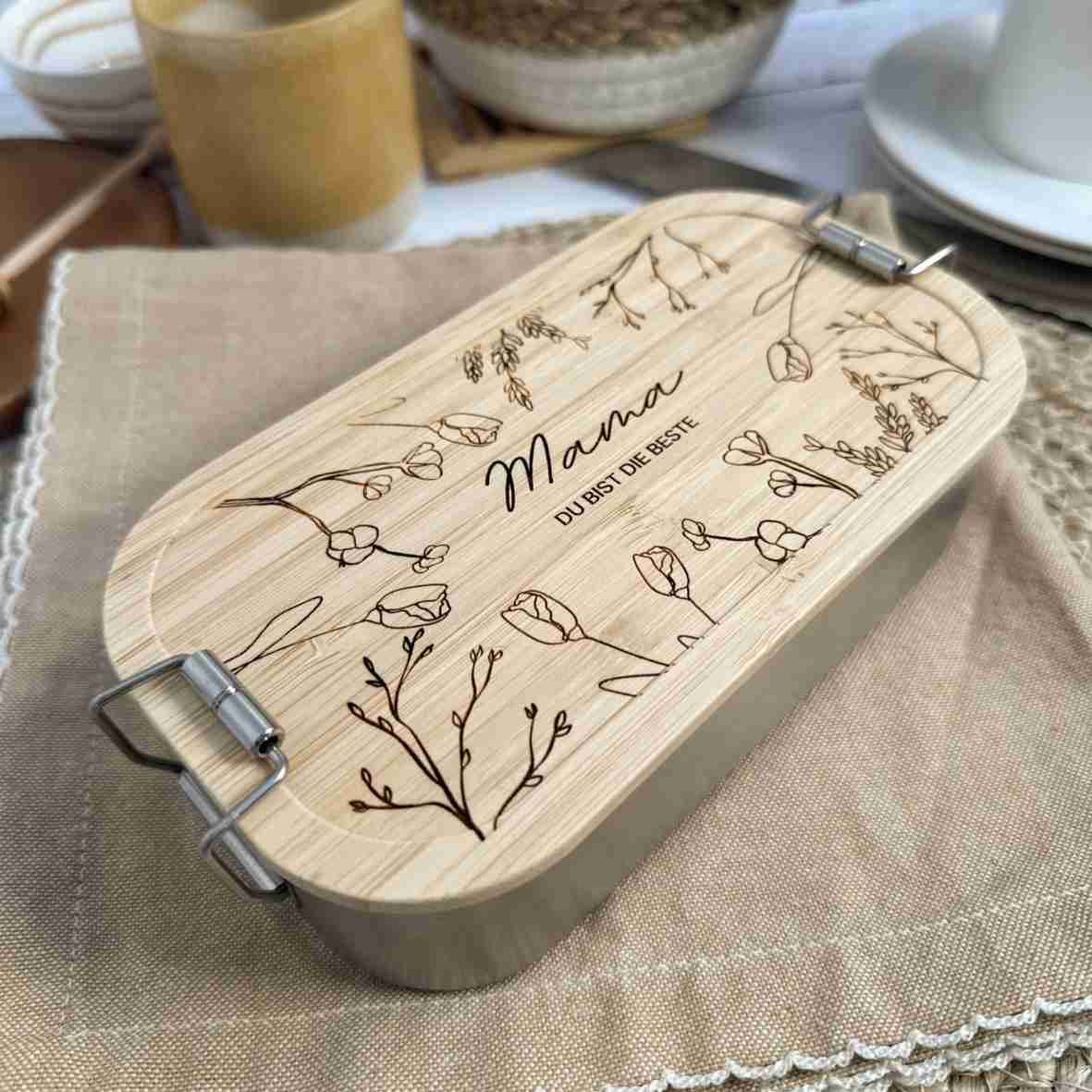 Personalisierte Brotdose mit Wildblumen und Mama-Gravur