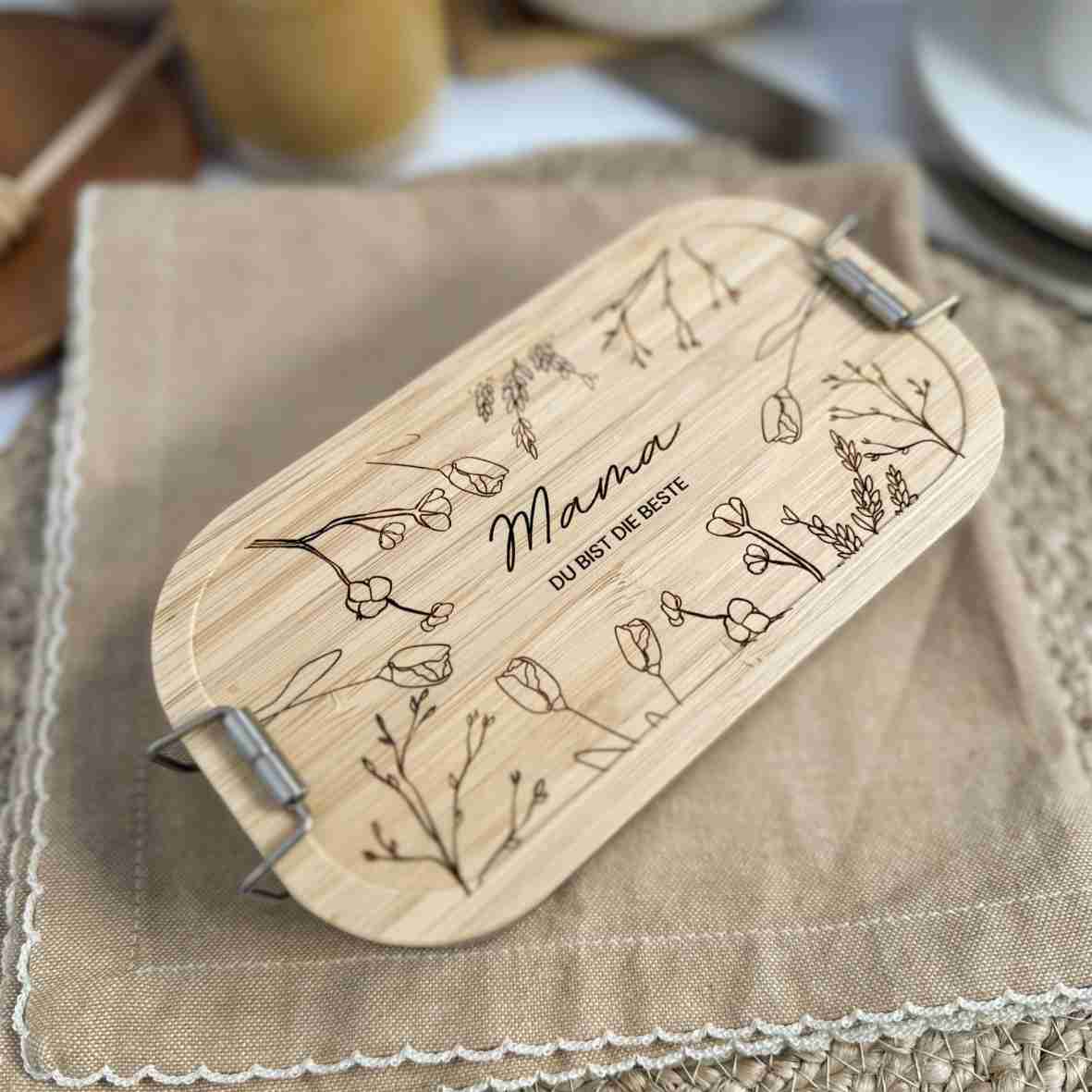 Personalisierte Brotdose mit Wildblumen und Mama-Gravur