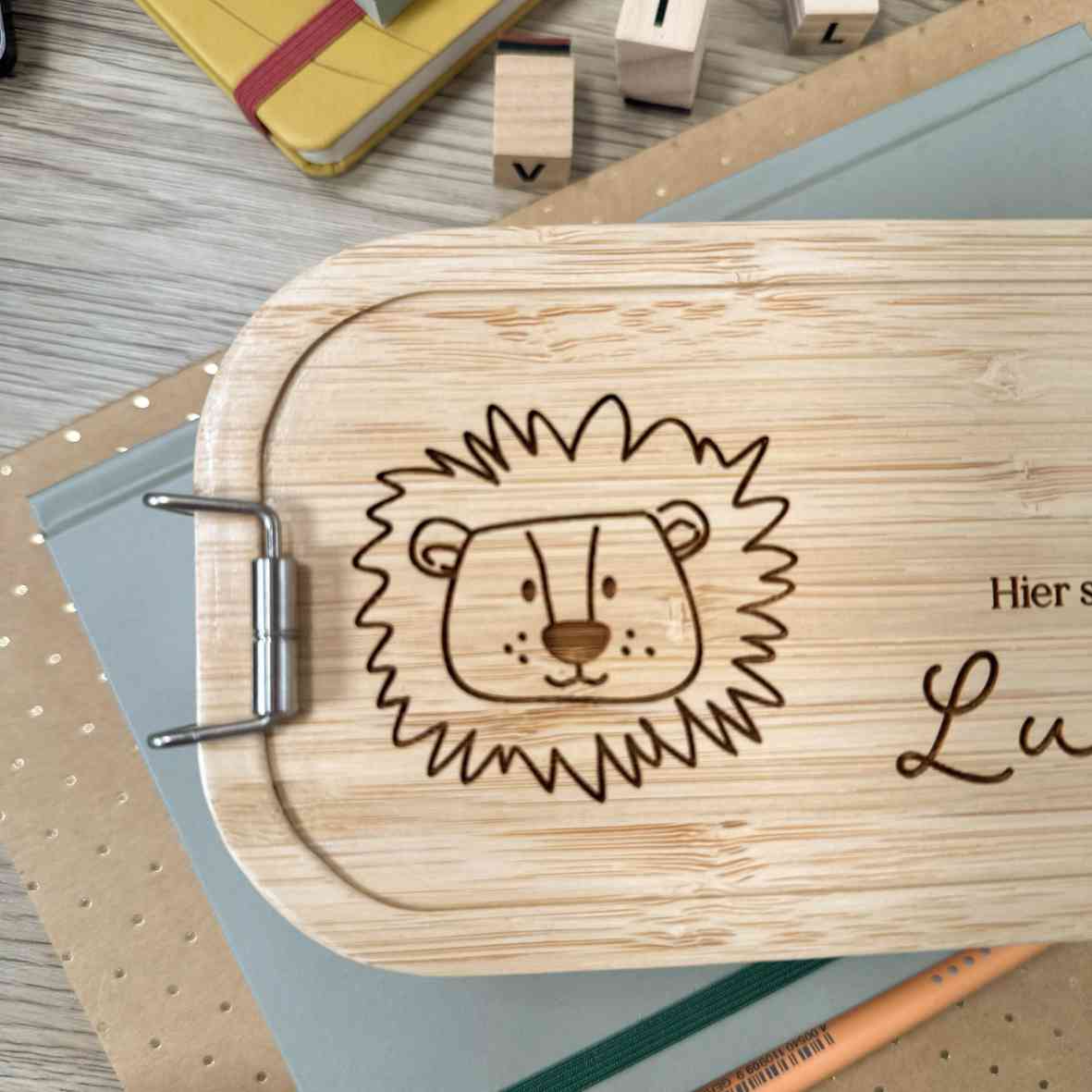 Personalisierte Brotdose mit Löwe und Namensgravur