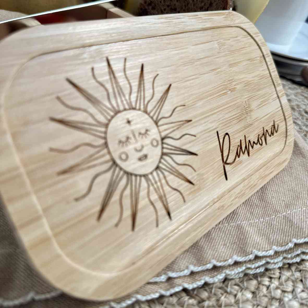 Personalisierte Brotdose mit Boho-Sonne und Namensgravur