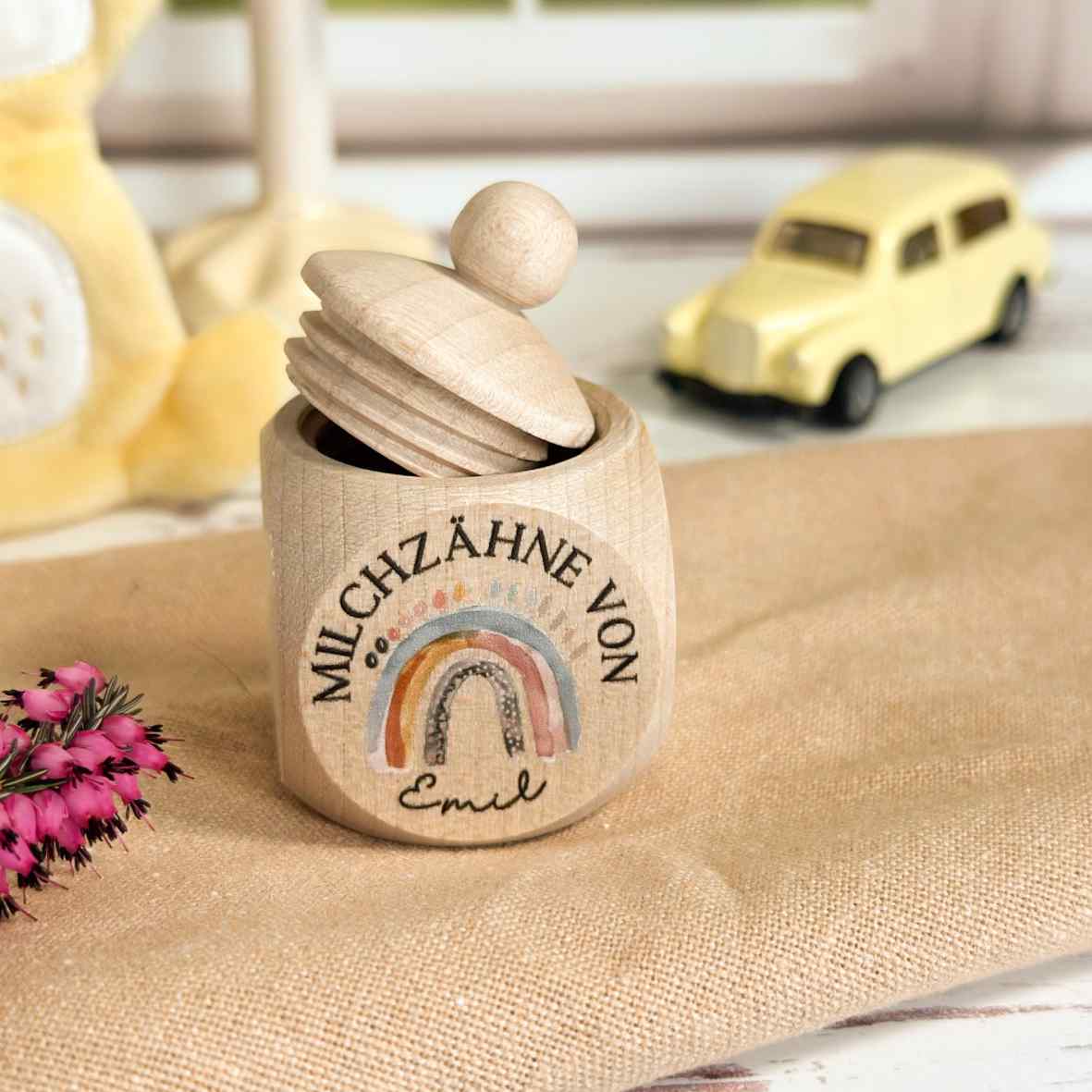 Personalisierte Milchzahndose aus Holz mit Boho-Regenbogen