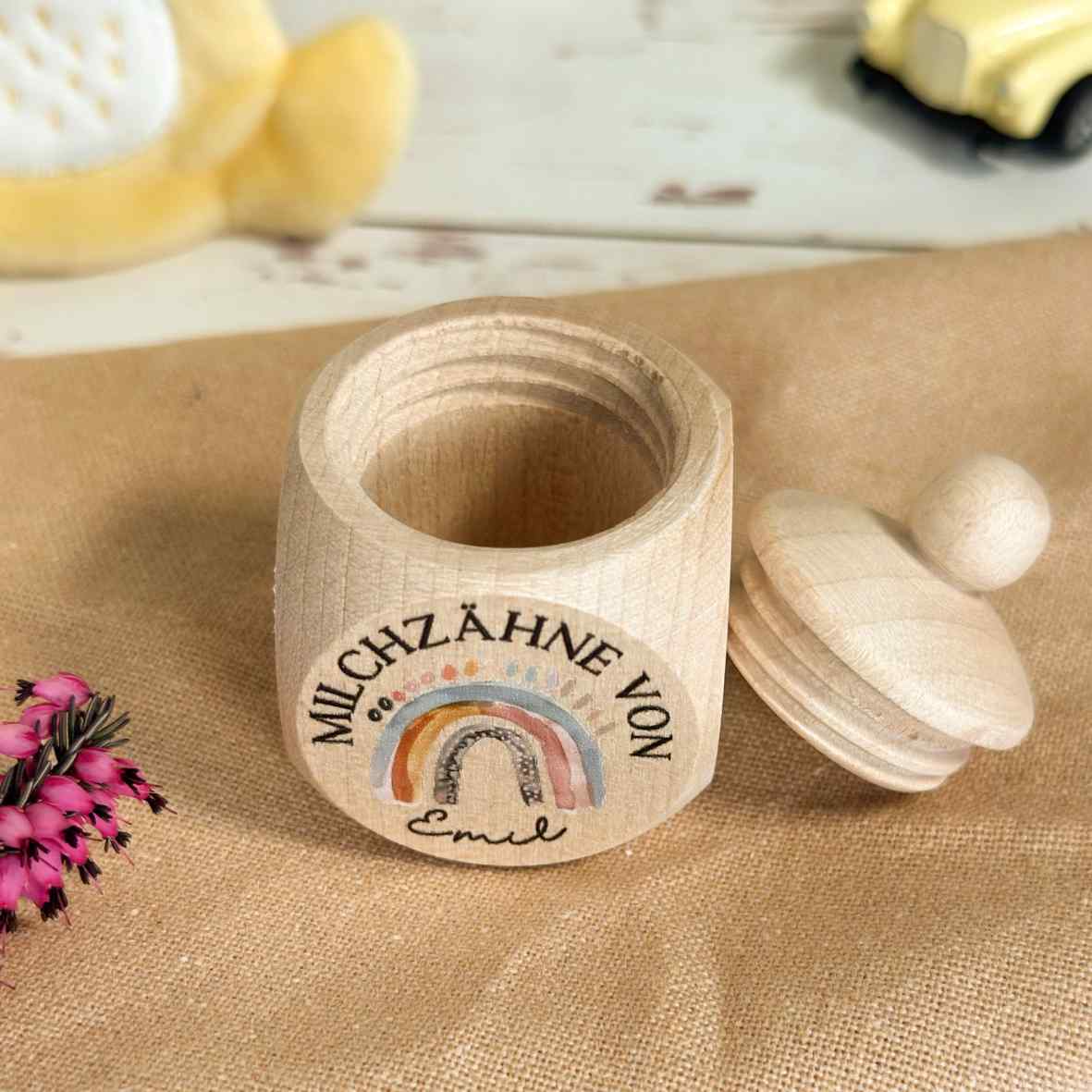 Personalisierte Milchzahndose aus Holz mit Boho-Regenbogen