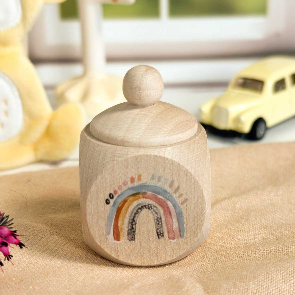 Personalisierte Milchzahndose aus Holz mit Boho-Regenbogen