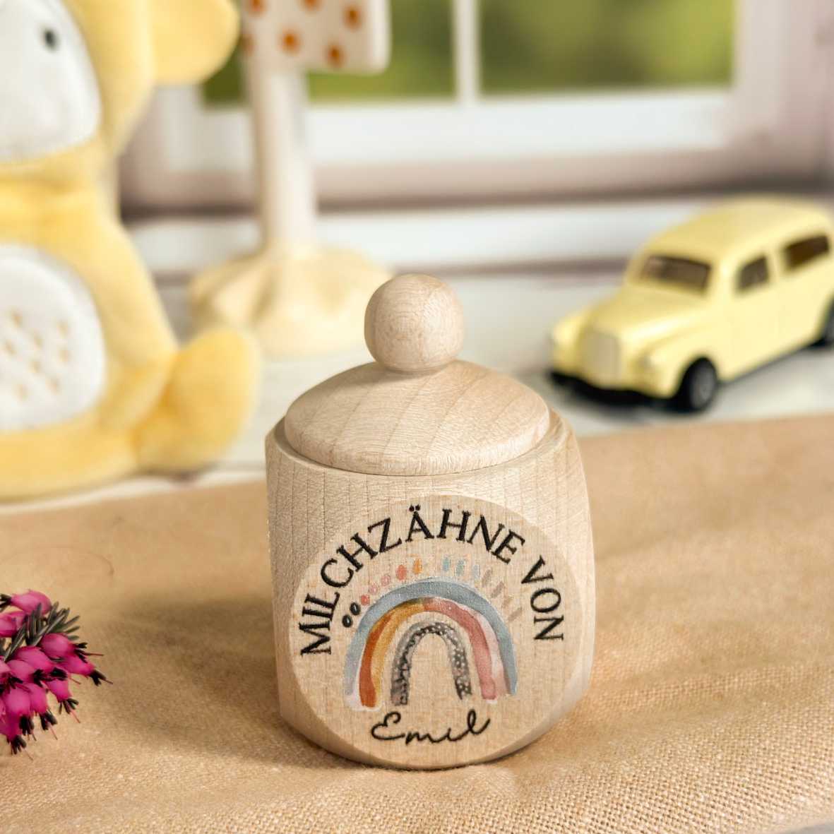 Personalisierte Milchzahndose aus Holz mit Boho-Regenbogen