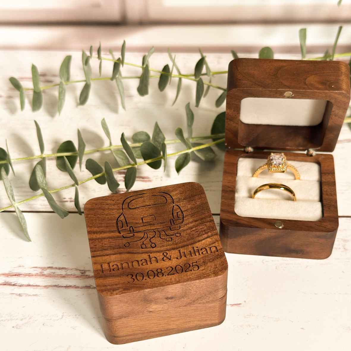 Walnuss-Ringbox mit Hochzeitsauto, Namen und Datum