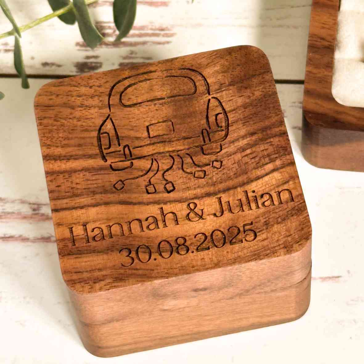 Walnuss-Ringbox mit Hochzeitsauto, Namen und Datum