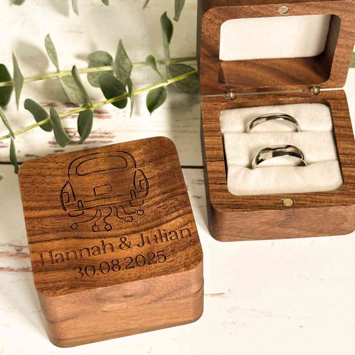 Walnuss-Ringbox mit Hochzeitsauto, Namen und Datum