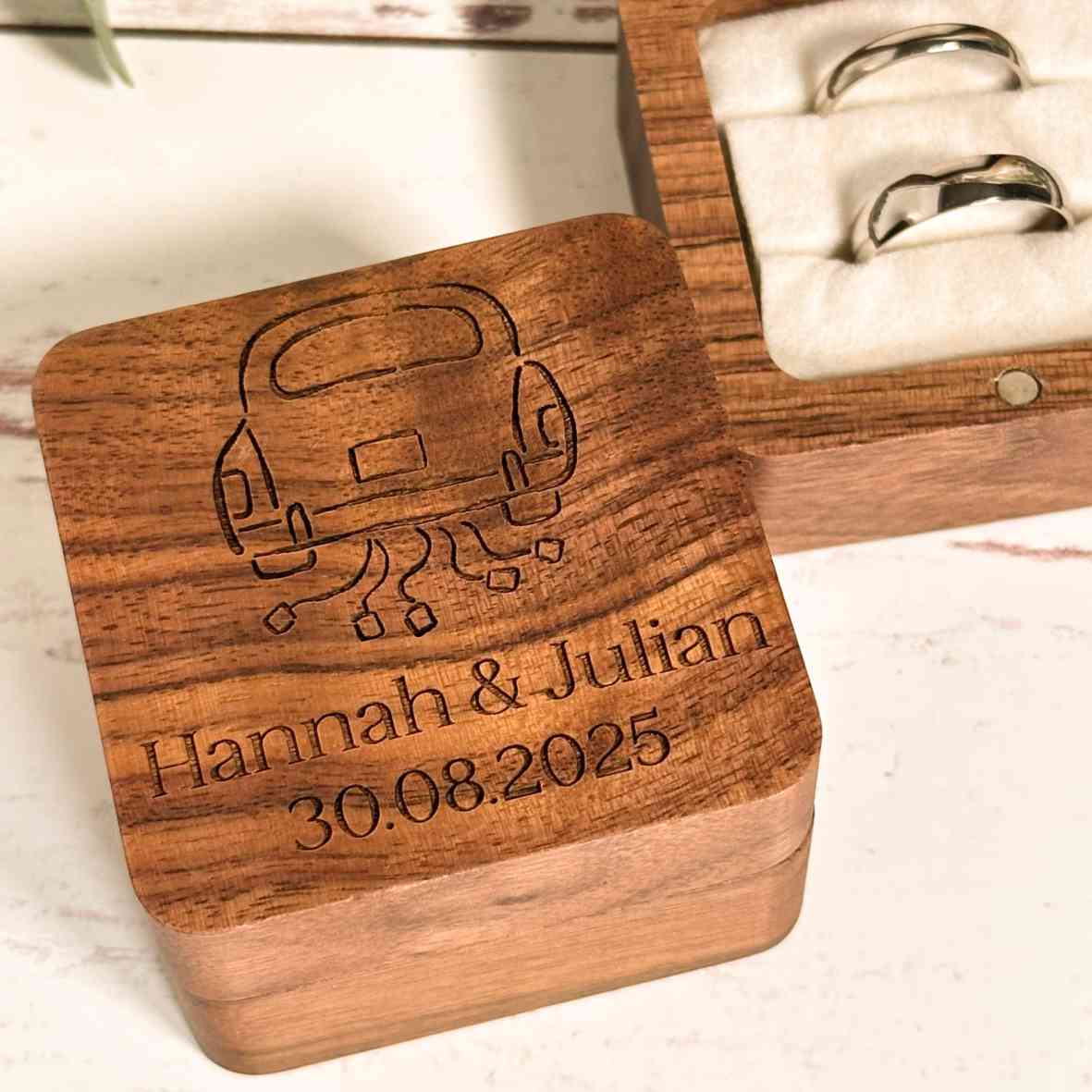 Walnuss-Ringbox mit Hochzeitsauto, Namen und Datum
