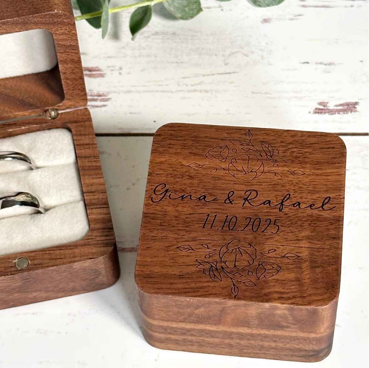 Walnuss-Ringbox mit Blütenranken, Namen und Datum
