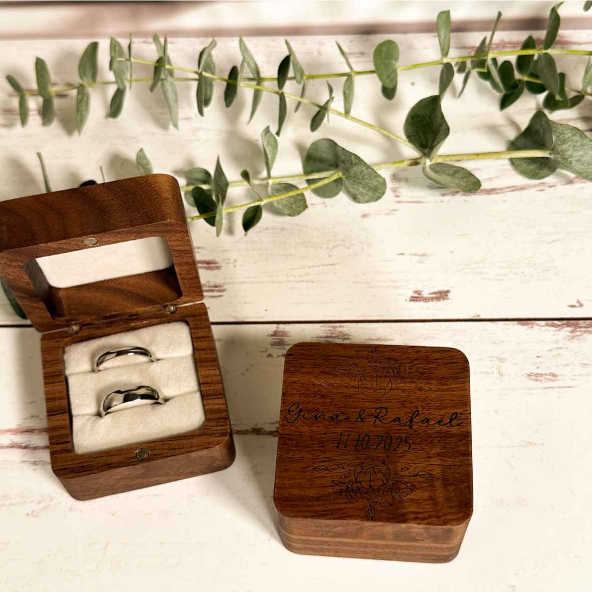 Walnuss-Ringbox mit Blütenranken, Namen und Datum