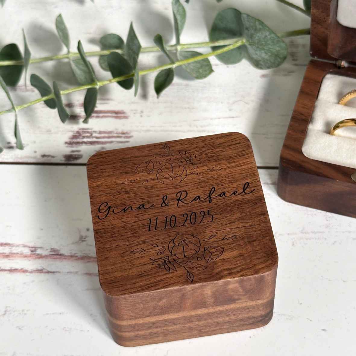 Walnuss-Ringbox mit Blütenranken, Namen und Datum