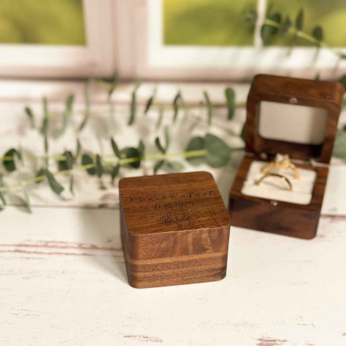 Walnuss-Ringbox mit Blütenranken, Namen und Datum