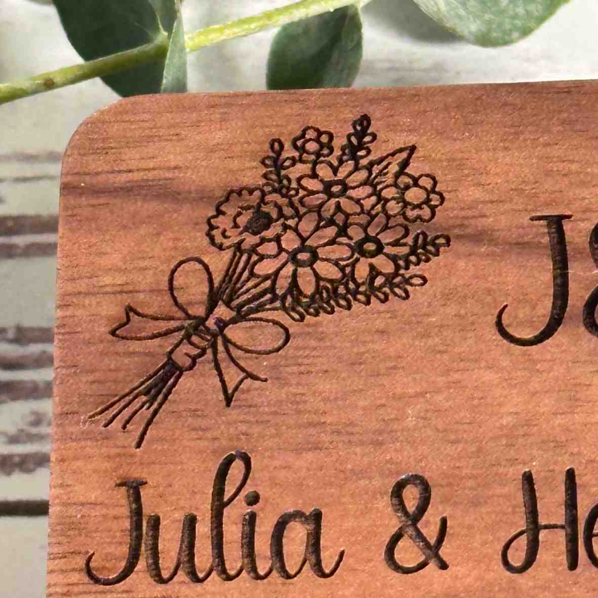 Walnuss-Ringbox mit Brautstrauß, Initialen und Namen