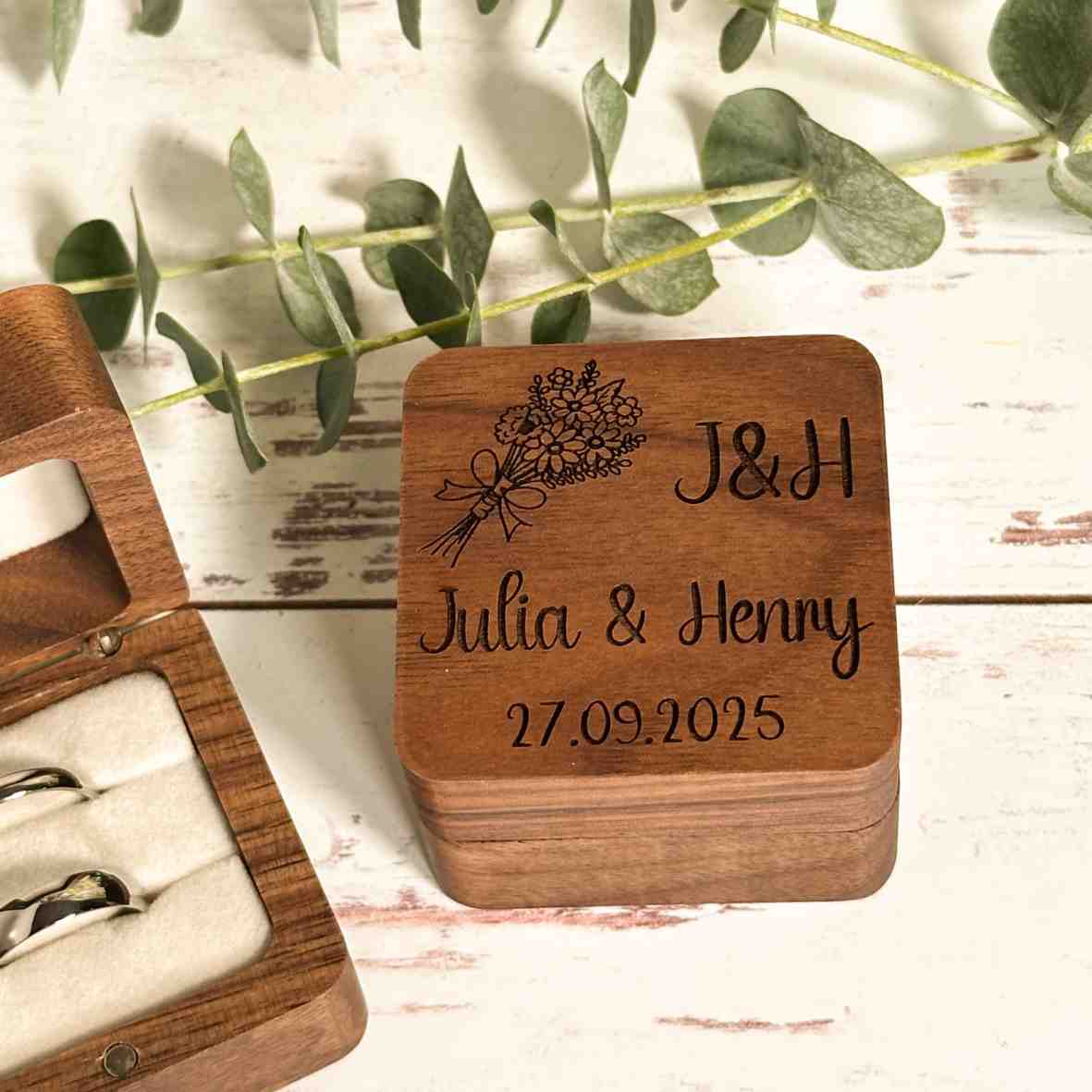 Walnuss-Ringbox mit Brautstrauß, Initialen und Namen