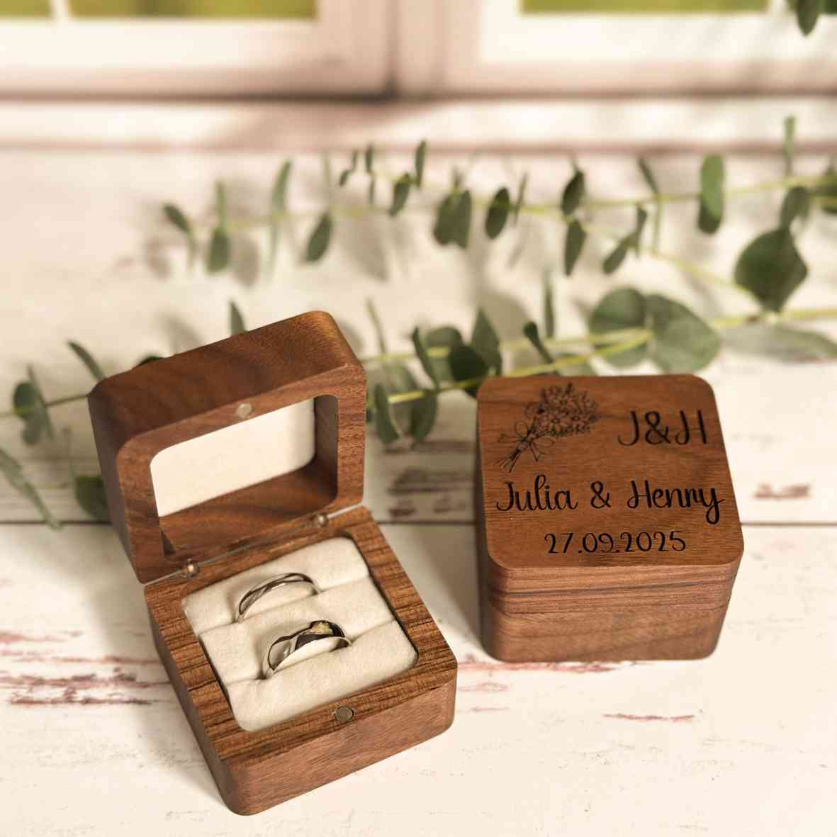 Walnuss-Ringbox mit Brautstrauß, Initialen und Namen