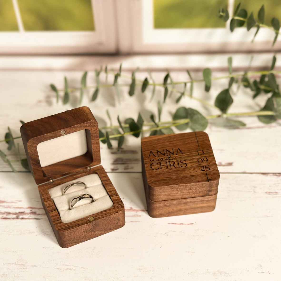 Walnuss-Ringbox mit gravierten Namen und Datum