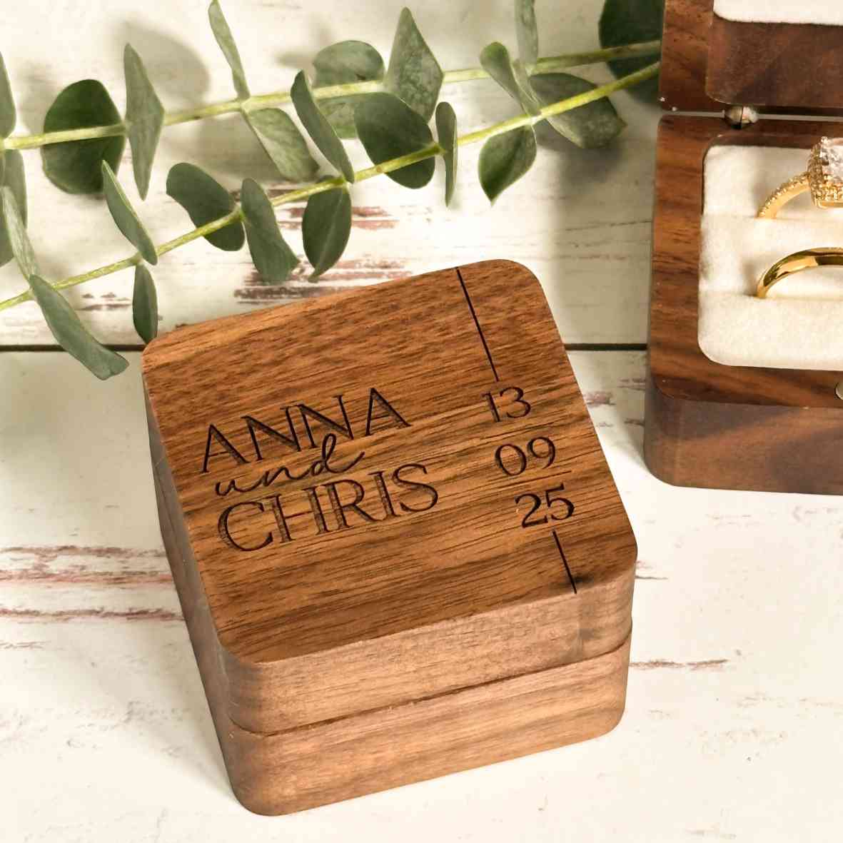 Walnuss-Ringbox mit gravierten Namen und Datum
