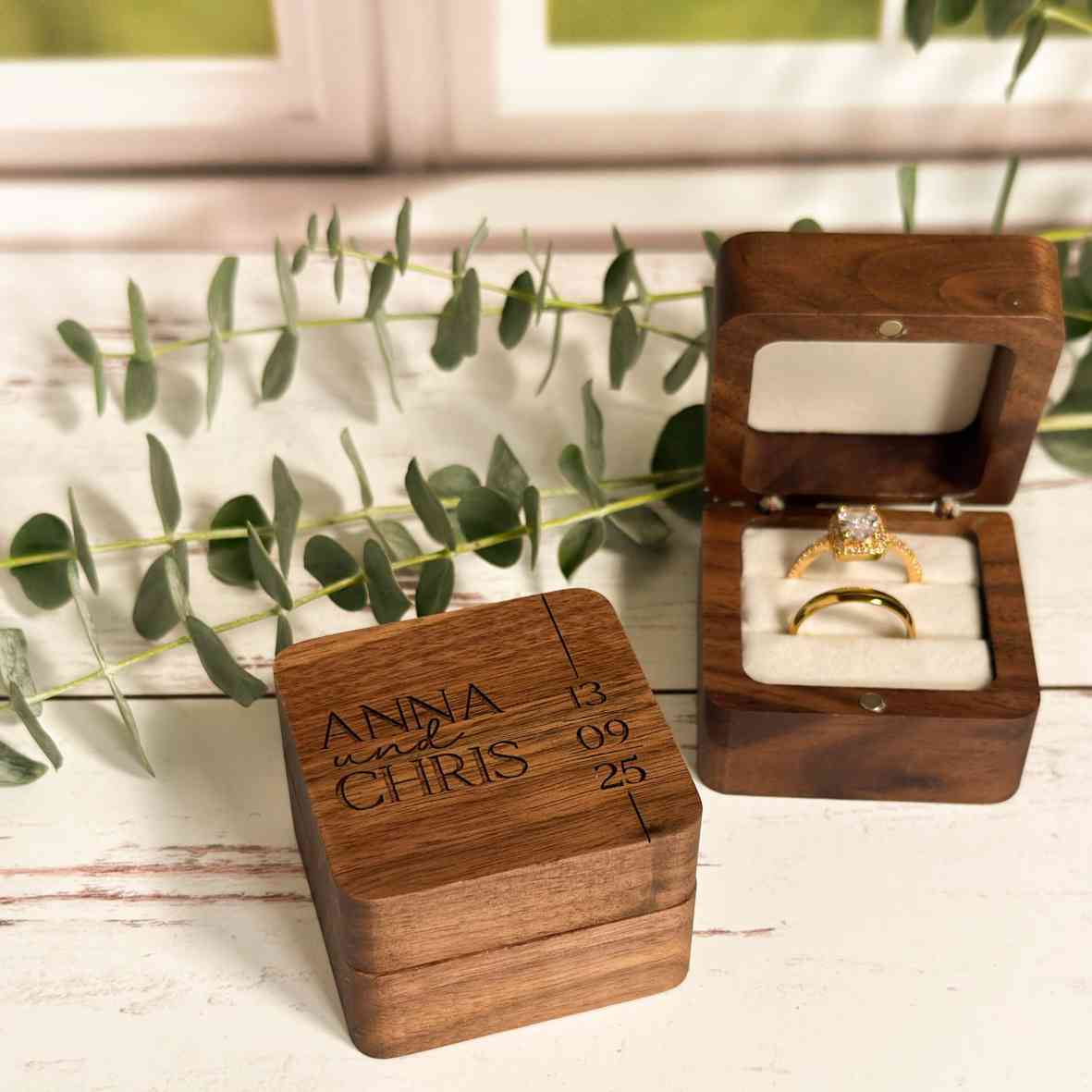 Walnuss-Ringbox mit gravierten Namen und Datum