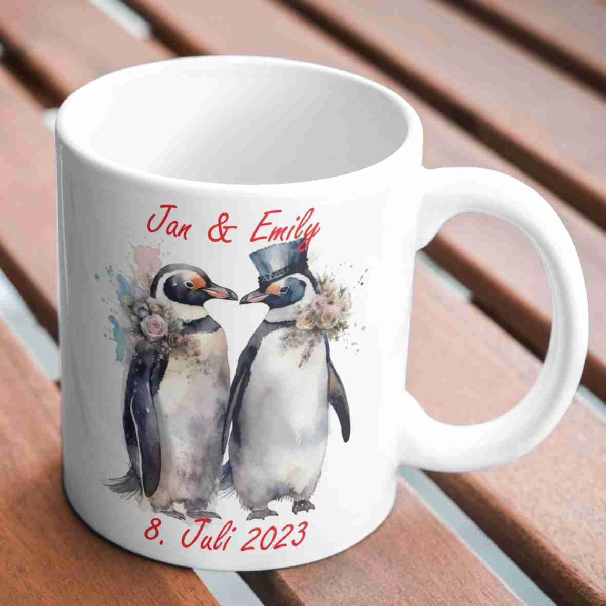 Personalisierte weiße Keramiktasse mit Aquarell-Motiv eines Pinguin-Brautpaars.