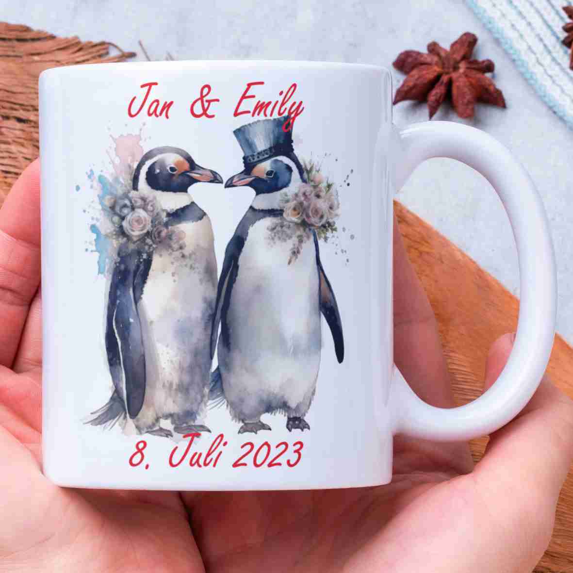 Personalisierte weiße Keramiktasse mit Aquarell-Motiv eines Pinguin-Brautpaars.
